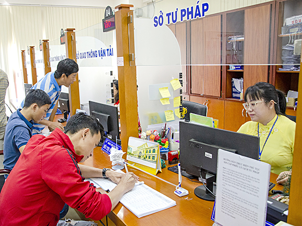 Công dân làm thủ tục hành chính tại bộ phận “một cửa” cấp tỉnh trong ngày 11-2.
