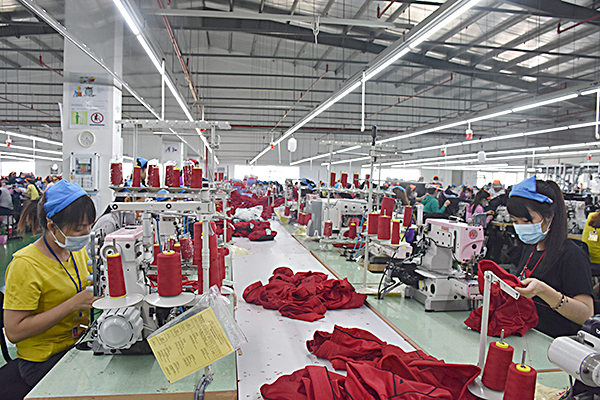 Công nhân Công ty TNHH Fomosa (TX.Phú Mỹ) vào “guồng” công việc ngay sau Tết. Ảnh: TUYẾT MAI