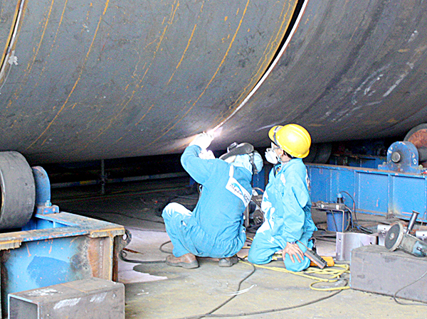 Công nhân Alpha-ECC trong giờ sản xuất.