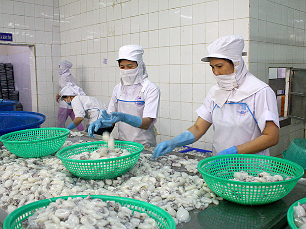 Công nhân Công ty TNHH Ngọc Tùng trong giờ làm việc sau Tết Nguyên đán Kỷ Hợi.