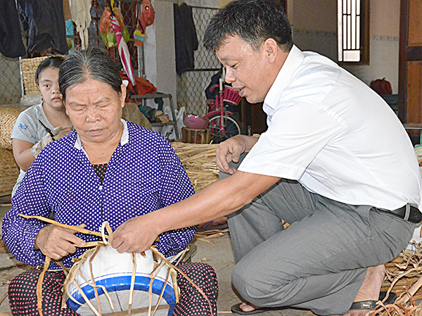 Bà Cao Thị Đào (người dân ấp Thạnh Sơn 2A, xã Phước Tân) có thêm thu nhập mỗi tháng hơn 2 triệu đồng từ khi biết nghề đan giỏ lục bình.