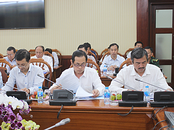 Lãnh đạo các sở, ban, ngành và địa phương tham dự cuộc họp.