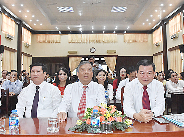 Các đồng chí: Nguyễn Hồng Lĩnh, Ủy viên Trung ương Đảng, Bí thư Tỉnh ủy, Chủ tịch HĐND tỉnh; Bùi Thanh Nghĩa, Ủy viên Ban Thường vụ Tỉnh ủy, Chủ tịch UBMTTQVN tỉnh; Nguyễn Văn Xinh, Ủy viên Ban Thường vụ Tỉnh ủy, Trưởng Ban Tuyên giáo Tỉnh ủy, Tổng Biên tập Báo BR-VT tham dự Ngày hội.