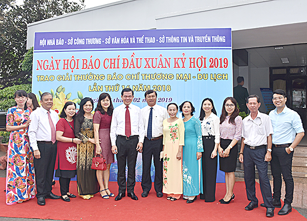Đồng chí Nguyễn Hồng Lĩnh, Ủy viên Trung ương Đảng, Bí thư Tỉnh ủy, Chủ tịch HĐND tỉnh, đồng chí Bùi Thanh Nghĩa, Ủy viên Ban Thường vụ Tỉnh ủy, Chủ tịch UBMTTQVN tỉnh chụp ảnh lưu niệm với các hội viên Hội Nhà báo tỉnh tại Ngày hội.  