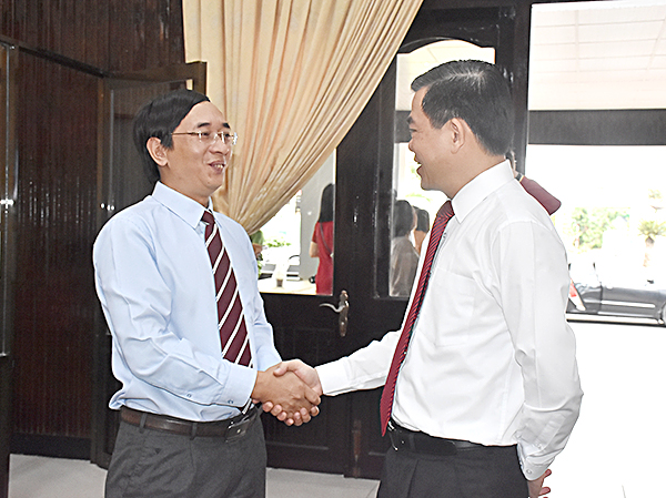 Đồng chí Nguyễn Hồng Lĩnh, Ủy viên Trung ương Đảng, Bí thư Tỉnh ủy, Chủ tịch HĐND tỉnh chúc mừng năm mới đồng chí Trương Đức Nghĩa, Phó Tổng Biên tập Báo BR-VT.