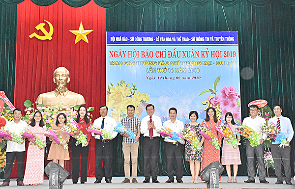 Đồng chí Nguyễn Hồng Lĩnh, Ủy viên Trung ương Đảng, Bí thư Tỉnh ủy, Chủ tịch HĐND tỉnh tặng hoa chúc mừng các cơ quan báo chí Trung ương và địa phương.