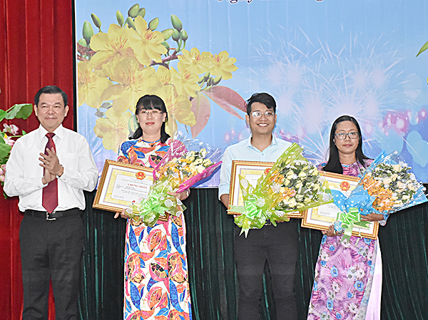 Đồng chí Nguyễn Hồng Lĩnh, Ủy viên Trung ương Đảng, Bí thư Tỉnh ủy, Chủ tịch HĐND tỉnh trao giải A Giải Báo chí Thương mại - Du lịch lần thứ 16 năm 2018.