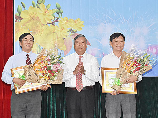 Đồng chí Bùi Thanh Nghĩa, Ủy viên Ban Thường vụ Tỉnh ủy, Chủ tịch UBMTTQVN tỉnh trao giải tập thể cho Báo BR-VT và Đài PTTH tỉnh.