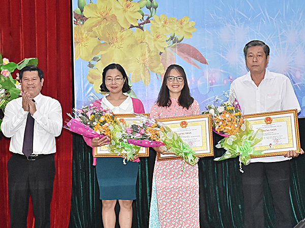  Đồng chí Nguyễn Văn Xinh, Ủy viên Ban Thường vụ Tỉnh ủy, Trưởng Ban Tuyên giáo Tỉnh ủy, Tổng Biên tập Báo BR-VT trao giải B.