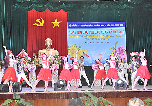 Tiết mục văn nghệ chào mừng Ngày hội.