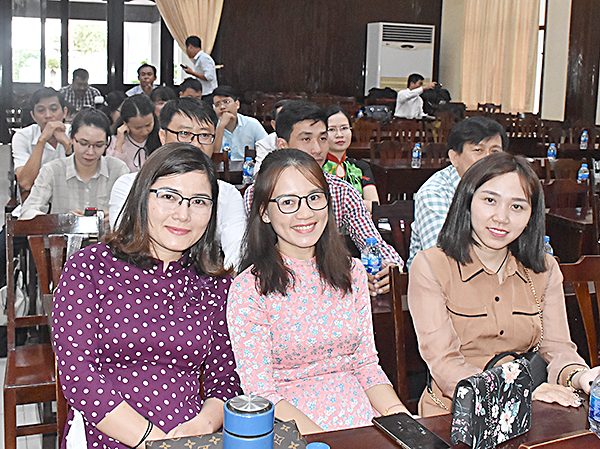 Các hội viên, phóng viên thuộc các cơ quan báo chí cuả tỉnh và trung ương thường trú tại tỉnh về dự Ngày hội.