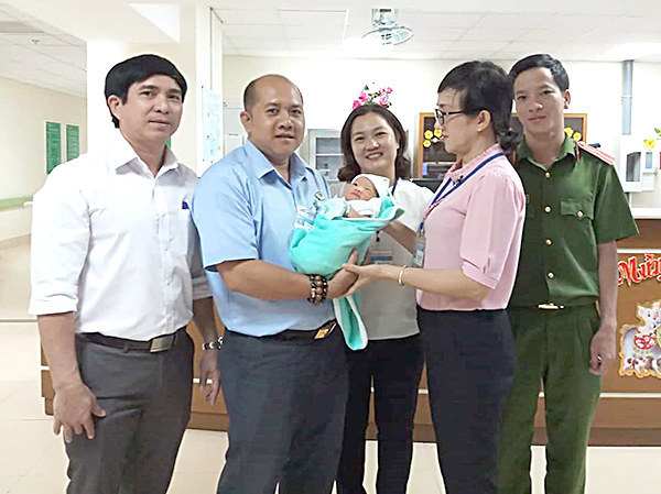 Đại diện Phòng Công tác xã hội BV Bà Rịa bàn giao trẻ sơ sinh cho Trung tâm Xã hội tỉnh.