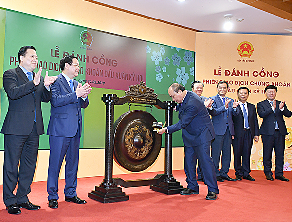 Thủ tướng đánh cồng khai trương hoạt động giao dịch chứng khoán đầu Xuân 2019. Ảnh: QUANG HIẾU
