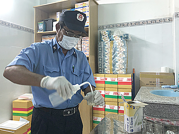 Nhân viên Ban quản lý chợ Bà Rịa test nhanh mặt hàng chả lụa về độ ATTP. Ảnh: TRIỆU VỸ