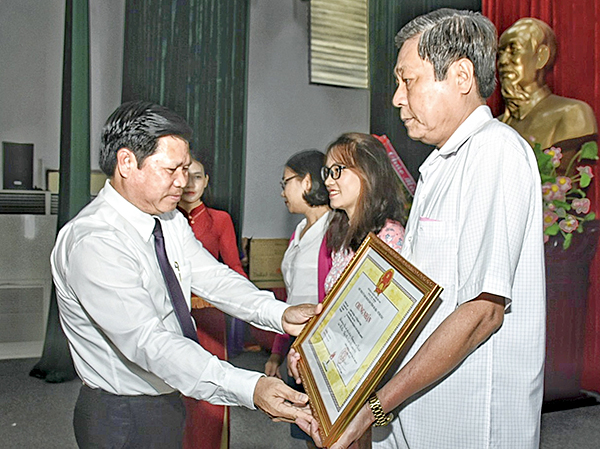 Đồng chí Nguyễn Văn Xinh, Ủy viên Ban Thường vụ Tỉnh ủy, Trưởng Ban Tuyên giáo Tỉnh ủy, Tổng Biên tập Báo Bà Rịa-Vũng Tàu trao Bằng khen của UBND tỉnh cho các tác giả, nhóm tác giả đạt giải B giải Báo chí viết về đề tài Thương mại – Du lịch. 