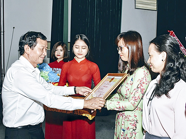 Đồng chí Lương Trí Tiên, Ủy viên Ban Thường vụ Tỉnh ủy, Trưởng Ban Nội chính Tỉnh ủy trao Bằng khen của UBND tỉnh cho các tác giả, nhóm tác giả đạt giải C giải Báo chí viết về đề tài Thương mại – Du lịch.