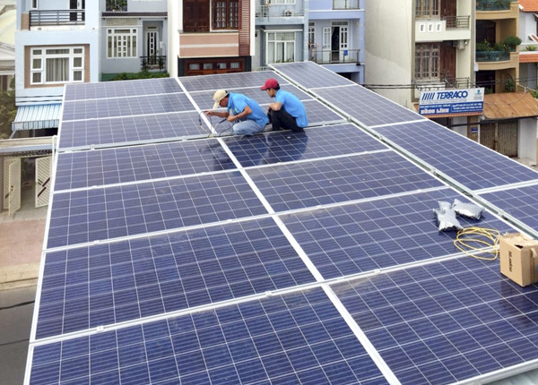 Nhân viên Công ty TNHH Công nghệ xanh Nam Tiến (phường Phước Nguyên, TP. Bà Rịa) lắp đặt hệ thống pin năng lượng mặt trời cho khách hàng.