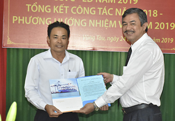 Đồng chí Trịnh Hàng, Giám đốc Sở Du lịch thừa ủy quyền Thường trực Tỉnh ủy trao Thư khen và tiền thưởng cho đại diện Ban Quản lý KDL TP. Vũng Tàu.