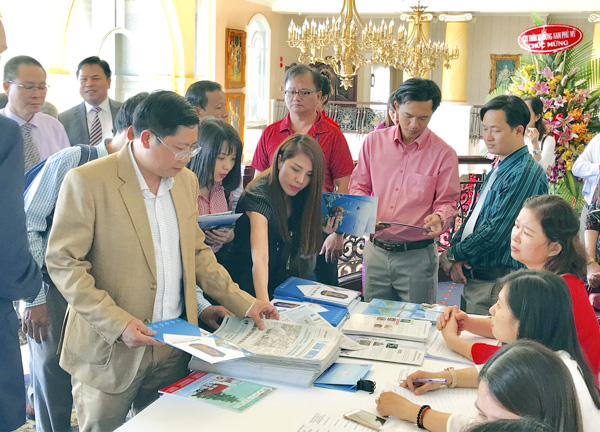 Các nhà đầu tư tham khảo tài liệu và cơ hội đầu tư tại buổi họp mặt DN và nhà đầu tư xuân Kỷ Hợi 2019.
