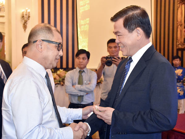 Đồng chí Nguyễn Hồng Lĩnh, Ủy viên Trung ương Đảng, Bí thư Tỉnh ủy, Chủ tịch HĐND tỉnh trao đổi với nhà đầu tư. Ảnh: THÀNH HUY