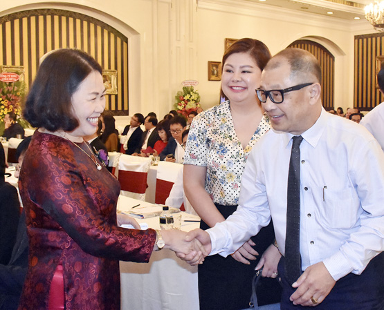 Đồng chí Nguyễn Thị Yến, Phó Bí thư Thường trực Tỉnh ủy, Trưởng đoàn Đại biểu Quốc hội tỉnh trao đổi với nhà đầu tư. Ảnh: THÀNH HUY