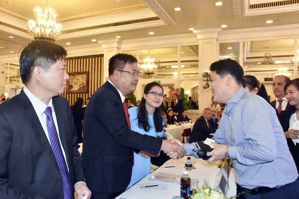 : Đồng chí Nguyễn Văn Trình, Phó Bí thư Tỉnh ủy, Chủ tịch UBND tỉnh và đồng chí Trần Văn Tuấn, Phó Chủ tịch HĐND tỉnh trao đổi với nhà đầu tư.