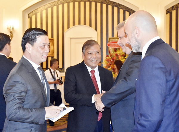 Đồng chí Bùi Thanh Nghĩa, Ủy viên Ban Thường vụ Tỉnh ủy, Chủ tịch UBMTTQVN tỉnh và đồng chí Nguyễn Thanh Long, Ủy viên Ban Thường vụ Tỉnh ủy, Phó Chủ tịch UBND tỉnh trao đổi với nhà đầu tư. Ảnh: THÀNH HUY