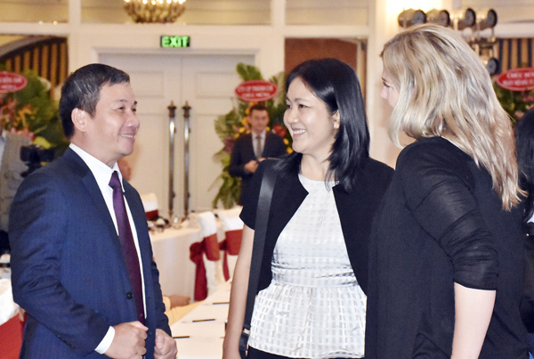 Các nhà đầu tư trong và ngoài nước trao đổi bên lề buổi họp mặt. Ảnh: THÀNH HUY