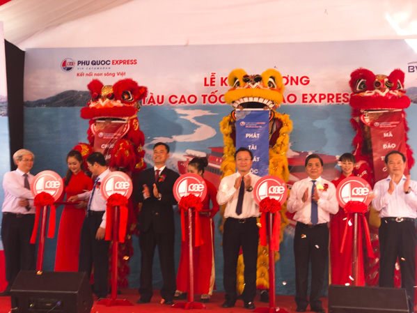 Các đại biểu cắt băng khánh thành tàu cao tốc Côn Đảo Express 36.