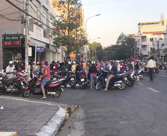 Từ sáng sớm 14-2, hàng chục người xếp hàng chờ mua thịt heo quay tại tiệm Hoài Anh (17, Nguyễn Tri Phương, TP. Vũng Tàu).