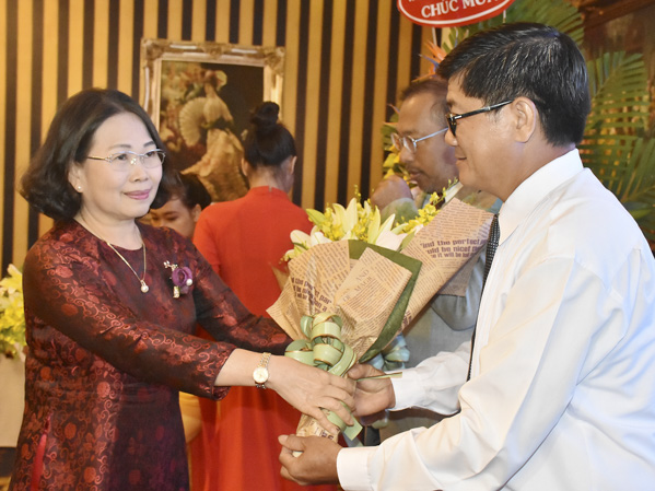 Đồng chí Nguyễn Thị Yến, Phó Bí thư Thường trực Tỉnh ủy, Trưởng Đoàn Đại biểu Quốc hội tỉnh tặng hoa vinh danh các DN thực hiện dự án đúng theo tiến độ cam kết và thực hiện tốt công tác an sinh xã hội.