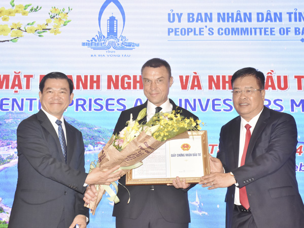 Đồng chí Nguyễn Hồng Lĩnh, Ủy viên Trung ương Đảng, Bí thư Tỉnh ủy, Chủ tịch HĐND tỉnh và đồng chí Nguyễn Văn Trình, Chủ tịch UBND tỉnh tặng hoa chúc mừng và trao Giấy chứng nhận đầu tư cho đại diện Công ty PVGAZPROM NGV đầu tư Nhà máy sản xuất quy mô nhỏ khí hóa lỏng tại KCN Mỹ Xuân A với tổng vốn đầu tư hơn 12,62 triệu USD. Ảnh: THÀNH HUY