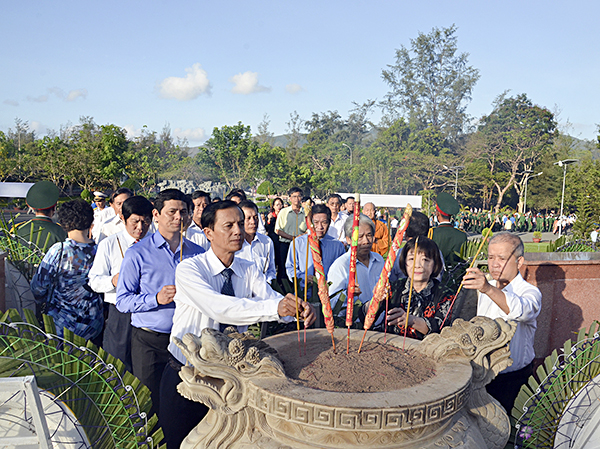 Du khách dâng hương viếng Nghĩa trang Hàng Dương (huyện Côn Đảo).