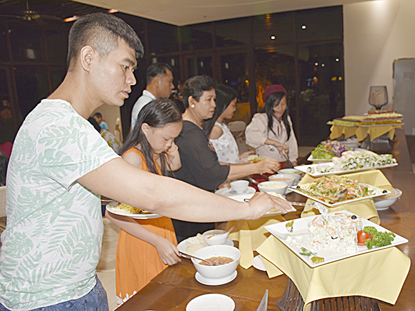 Khách dùng buffet tại Vietsovpetro Resort. Ảnh: MINH HIỀN