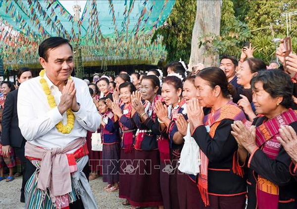 Thủ tướng Thái Lan Prayut Chan-O-Cha (trái) trong chuyến thăm Mukdahan, Thái Lan, ngày 6-2. Ảnh: AFP 