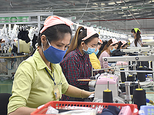 Nhiều DN thuộc lĩnh vực may mặc, sản xuất giày da, may túi xách… đang đối mặt với khó khăn trong tuyển dụng lao động do khan hiếm nhân lực.  Trong ảnh: CNLĐ Công ty TNHH Dệt may Formosa (KCN Mỹ Xuân A2, TX.Phú Mỹ) trong giờ sản xuất.