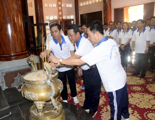 Lãnh đạo huyện Đất Đỏ và các VĐV dâng hương tưởng nhớ các Anh hùng liệt sĩ tại Đền thờ liệt sĩ Minh Đạm. 