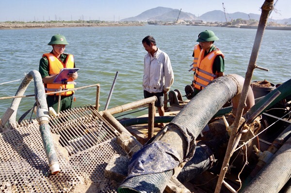 Lực lượng Biên phòng kiểm tra ghe bầu BV 1332.