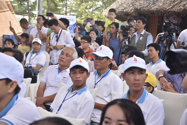 Đông đảo người dân và du khách đến xem và cỗ vũ.