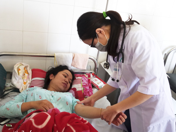 Bác sĩ thăm khám cho một bệnh nhân mắc SXH tại BV Lê Lợi.