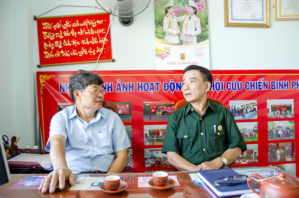 CCB Phạm Ngọc Thược (bìa phải) cùng đồng chí, đồng đội của mình ôn lại những năm tháng đấu tranh bảo vệ biên giới phía Bắc năm 1979.