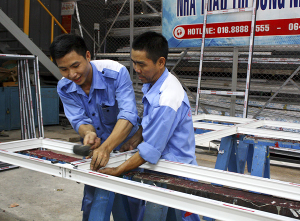 Năm 2019, Công ty CP kỹ thuật cửa Huynh Đệ đầu tư thêm máy móc, đào tạo nhân lực để nâng cao năng suất.  Trong ảnh: Công nhân Công ty CP kỹ thuật cửa Huynh Đệ trong giờ làm việc. 