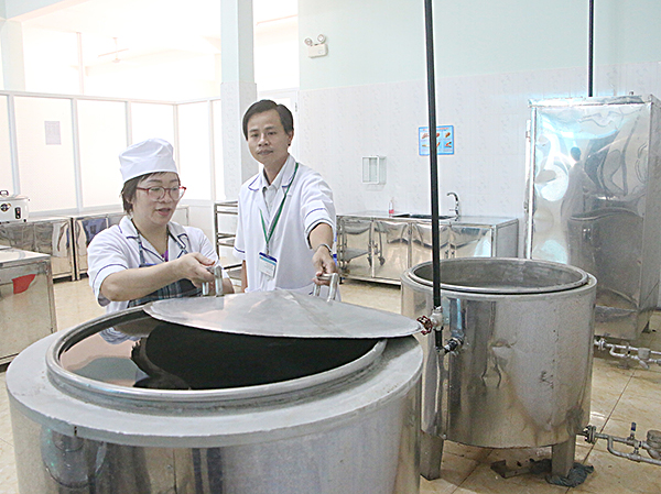 Nhân viên Khoa Dinh Dưỡng (Bệnh viện Tâm thần tỉnh) kiểm tra nhiệt độ các nồi hơi tại bếp ăn. 
