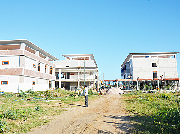 Trường TH Hồ Tràm chỉ mới đạt tiến độ thi công 80% do vướng giải phóng mặt bằng diện tích đất của hộ ông Huỳnh Ngọc Sơn.
