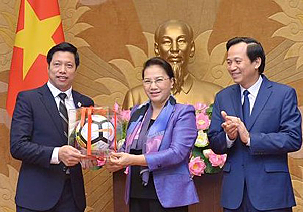 Chủ tịch Quốc hội Nguyễn Thị Kim Ngân tặng Công ty cổ phần Đầu tư Văn Phú - Invest quả bóng có chữ ký của các cầu thủ Đội tuyển U23 Việt Nam.