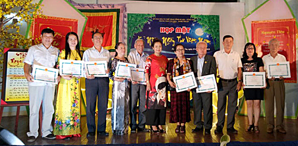 Đại diện Trung tâm VH-NT tỉnh tặng giấy khen hội viên có nhiều đóng góp cho hoạt động VH-NT.