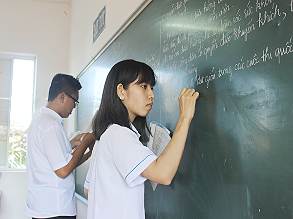 Học sinh lớp 12A1 Trường THPT Lê Hồng Phong (TP.Vũng Tàu) tăng tốc ôn tập chuẩn bị cho kỳ thi THPT Quốc gia năm 2019. Ảnh: KHÁNH CHI