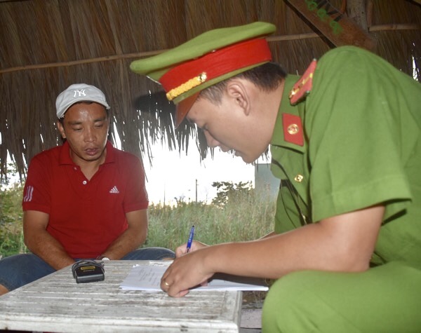 Cán bộ CSĐT tội phạm về ma túy lập biên bản vi phạm dương tính ma túy đối với lái xe Thái Thành Được