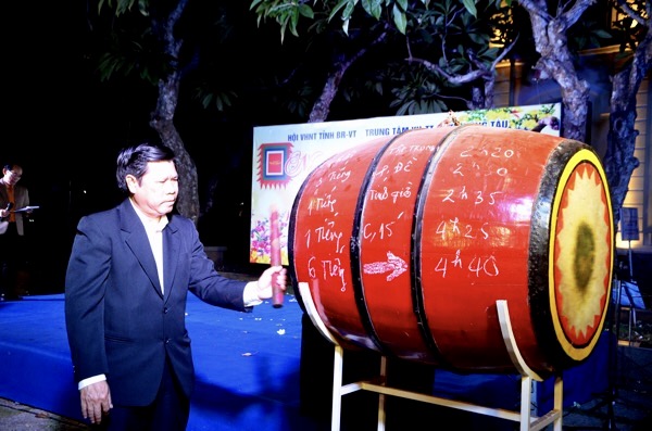 Đồng chí Nguyễn Văn Xinh, Ủy viên Ban Thường vụ, Trưởng Ban Tuyên giáo Tỉnh ủy, Tổng Biên tập Báo Bà Rịa-Vũng Tàu đánh trống khai mạc Ngày thơ Việt Nam.