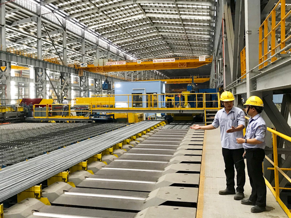 Nhờ chỉ đạo của Chính phủ, những vướng mắc về nhập khẩu phế liệu phục vụ sản xuất nhanh chóng được tháo gỡ, giúp DN yên tâm sản xuất. Trong ảnh: Sản xuất thép tại Công ty TNHH thép Tung Ho Việt Nam. 